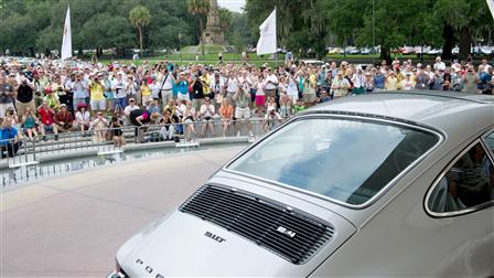 Вручение автомобиля победителю на Параде Porsche 2011 года