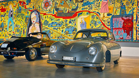 Lord Norman Fosters Porsche 356 vor einem Wandteppich von Grayson Perry